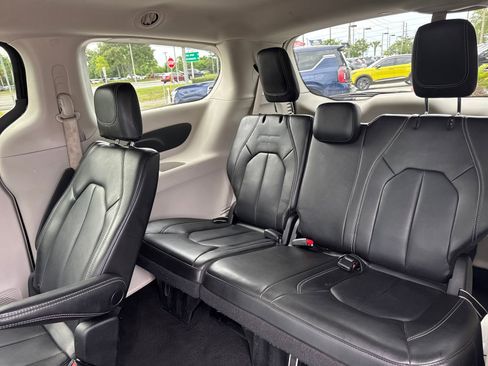 Used 2023 Chrysler Pacifica Touring-L FWD image 36