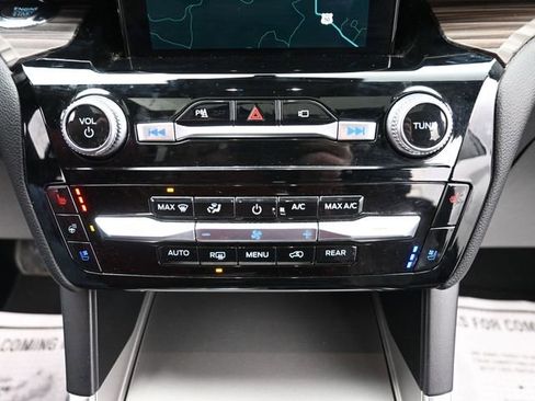 Used 2023 Ford Explorer Limited w/ Limited Technology Package image 17