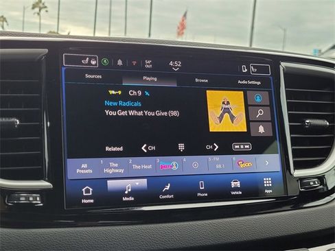 Certified 2025 Chrysler Pacifica Select image 9