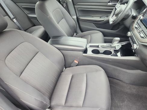 Used 2024 Nissan Altima 2.5 SV FWD image 12