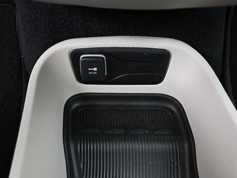 Used 2023 Chrysler Pacifica Touring-L image 4