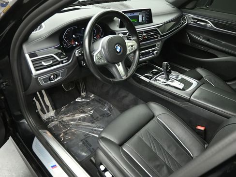 Used 2022 BMW 750i xDrive w/ M Sport Package image 9