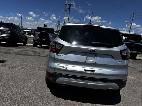 Used 2017 Ford Escape SE w/ SE Cold Weather Package AWD/4WD image 4