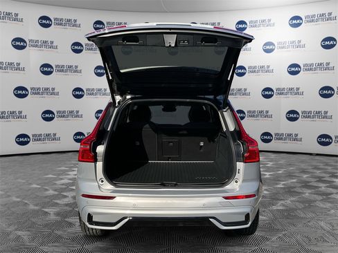 Used 2024 Volvo XC60 B5 Core image 11