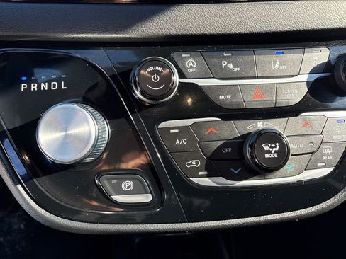 Used 2026 Chrysler Pacifica Select image 31