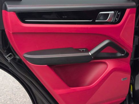 Used 2021 Porsche Cayenne image 24