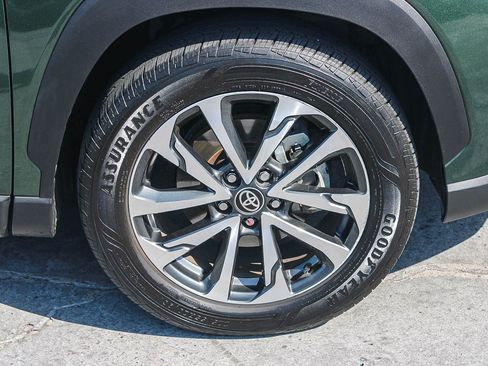 Used 2022 Toyota Corolla Cross XLE w/ Convenience Package FWD image 11