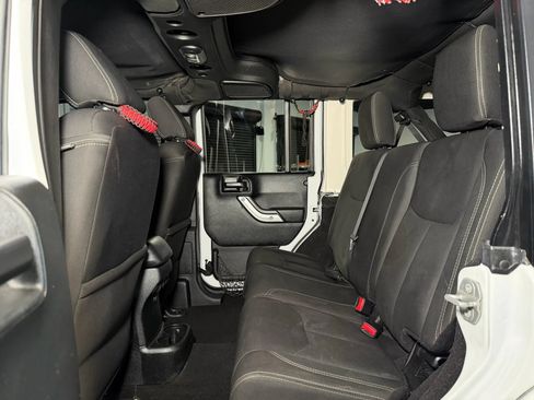 Used 2018 Jeep Wrangler Unlimited Sahara w/ Connectivity Group AWD/4WD image 25