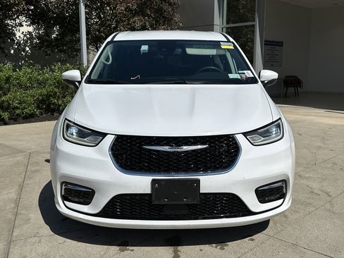 Used 2023 Chrysler Pacifica Touring-L FWD image 5
