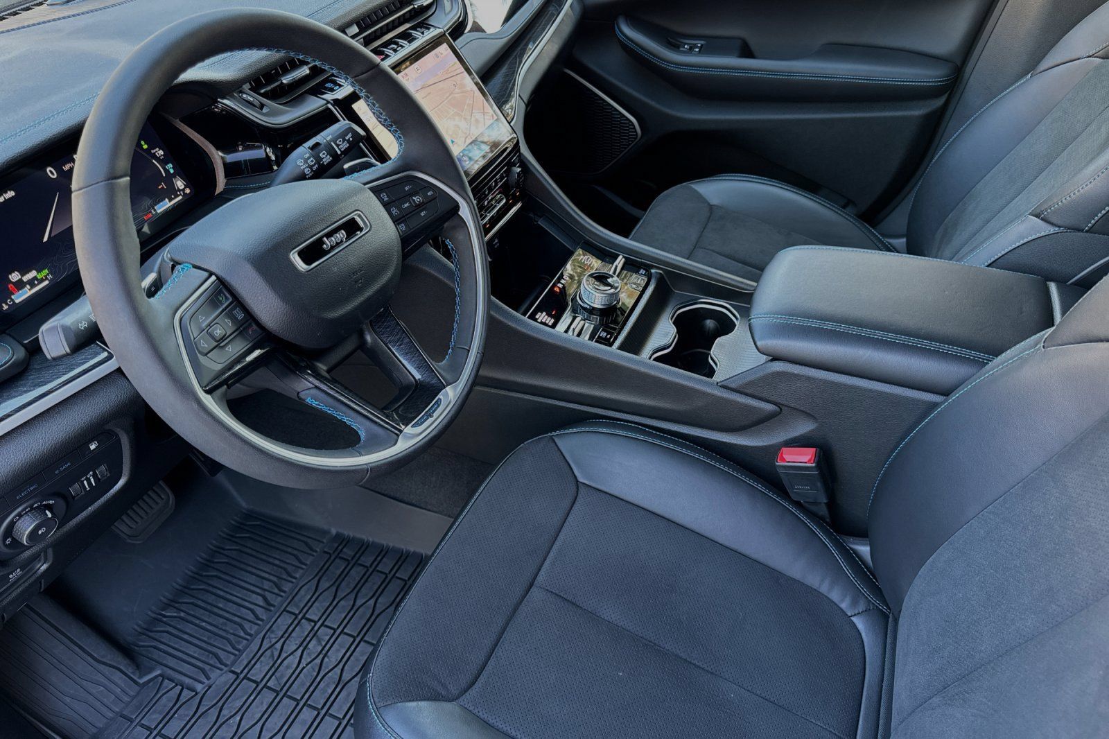 New 2023 Jeep Grand Cherokee Trailhawk w/ Advanced Protech Group II AWD/4WD image 9