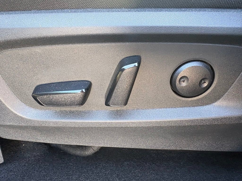 Used 2025 Nissan Pathfinder SV AWD/4WD image 25