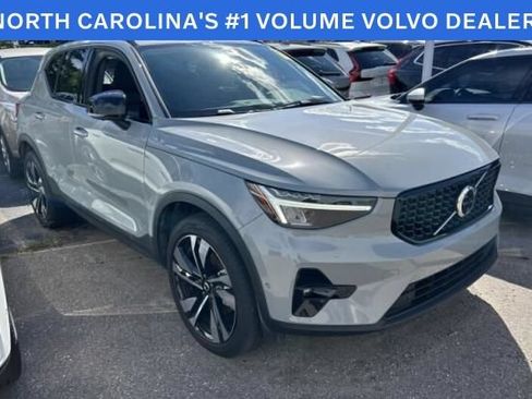 Used 2025 Volvo XC40 B5 Core AWD/4WD image 1