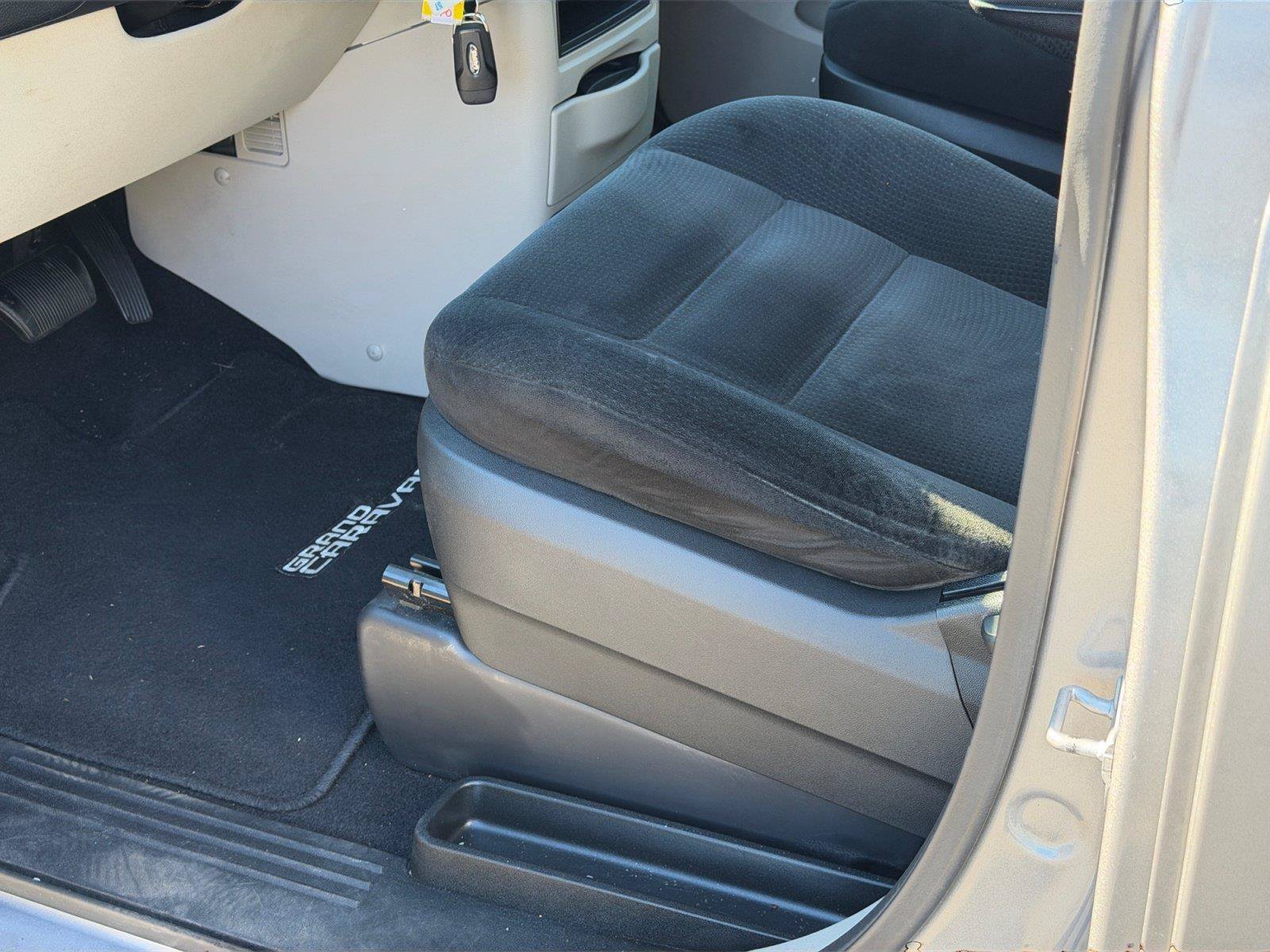 Used 2016 Dodge Grand Caravan SE FWD image 15