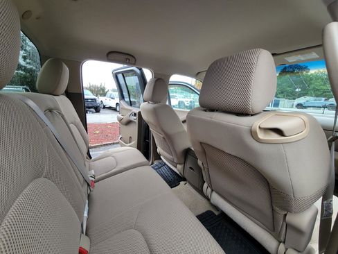 Used 2007 Nissan Frontier SE w/ SE Value Truck Pkg AWD/4WD image 40