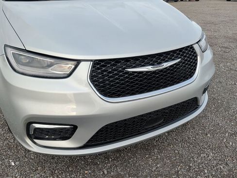 Used 2024 Chrysler Pacifica Touring-L image 11