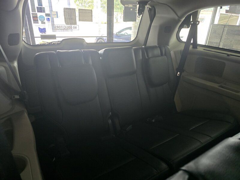 Used 2015 Chrysler Town & Country Touring w/ Driver Convenience Group FWD image 17