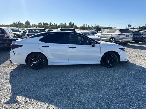 Used 2019 Toyota Camry SE w/ Carpet Mat Package FWD image 4