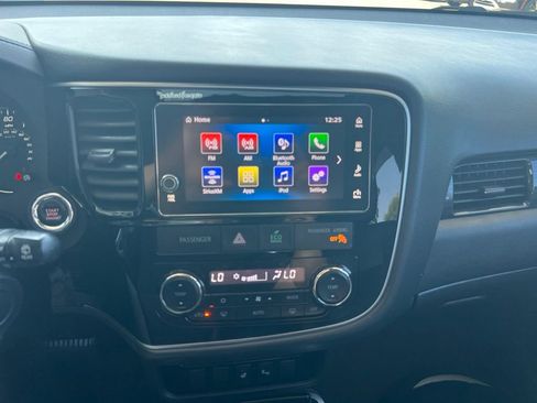 Used 2017 Mitsubishi Outlander GT AWD/4WD image 11