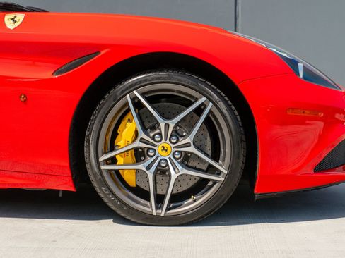 Used 2017 Ferrari California T RWD image 36