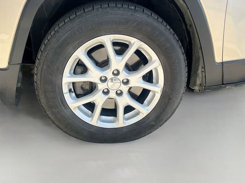Used 2015 Jeep Cherokee Latitude AWD/4WD image 29