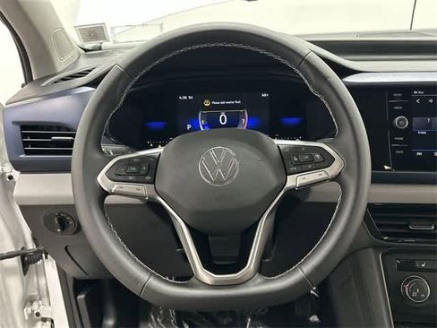 Certified 2022 Volkswagen Taos SE image 8