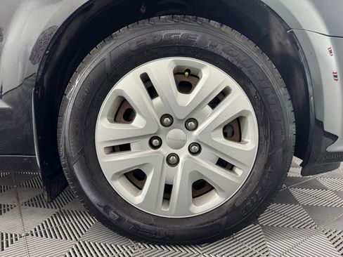 Used 2019 Dodge Grand Caravan SE w/ UConnect Hands-Free Group image 42