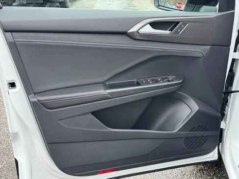 New 2026 Volkswagen Taos SE image 29