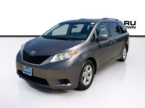 Used 2014 Toyota Sienna LE FWD image 3