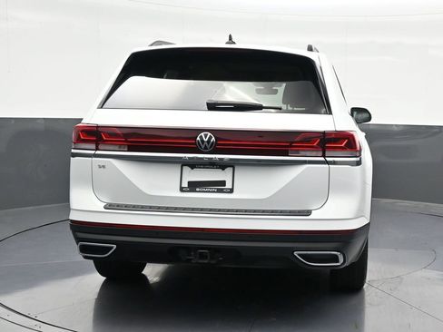 Used 2024 Volkswagen Atlas SE w/ Panoramic Sunroof Package FWD image 4