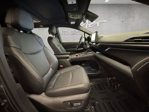 Used 2025 Toyota Sienna Limited image 24