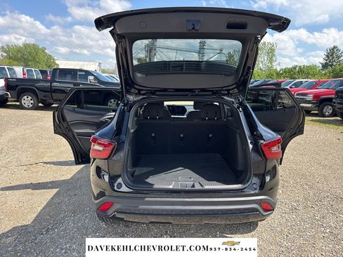 Used 2025 Chevrolet Trax RS w/ Sunroof Package FWD image 32