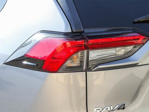 Used 2021 Toyota RAV4 LE image 11