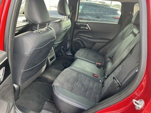 Used 2023 Mitsubishi Outlander SE image 8