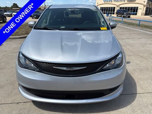 Used 2022 Chrysler Voyager LX FWD image 2
