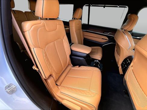 Used 2023 Jeep Grand Cherokee L Summit w/ Luxury Tech Group V AWD/4WD image 20
