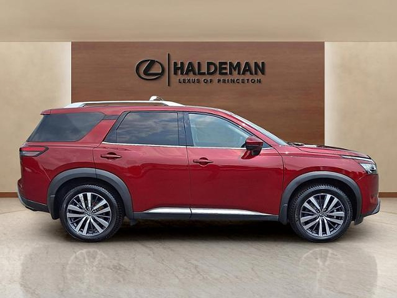 Used 2022 Nissan Pathfinder Platinum w/ Cargo Package AWD/4WD image 7