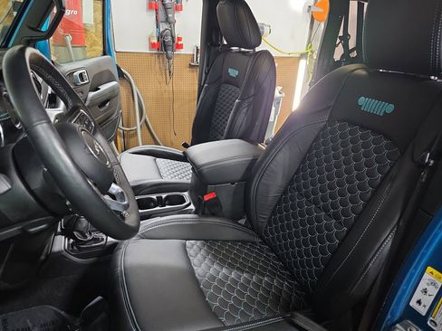 Used 2019 Jeep Wrangler Unlimited Sahara w/ Dual Top Group AWD/4WD image 14