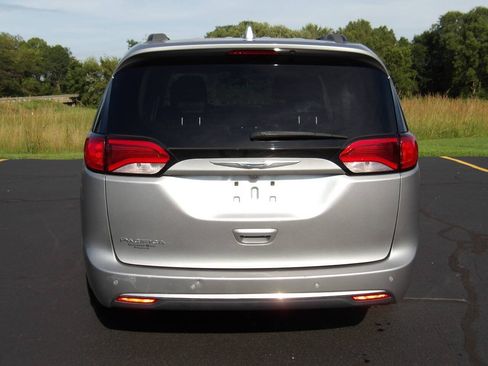 Used 2017 Chrysler Pacifica Touring-L FWD image 4