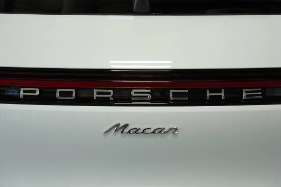 Certified 2025 Porsche Macan AWD/4WD image 38