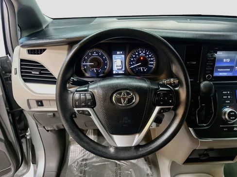 Used 2019 Toyota Sienna LE FWD image 11