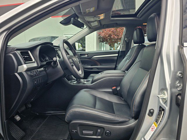 Used 2019 Toyota Highlander XLE AWD/4WD image 30