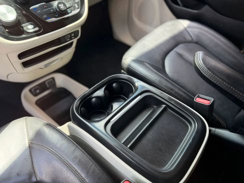 Used 2019 Chrysler Pacifica Touring-L FWD image 36