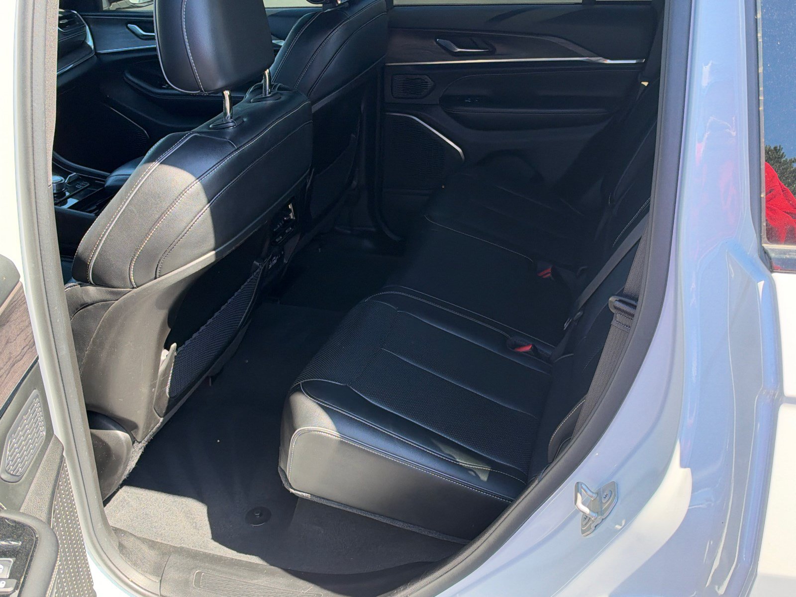 Used 2023 Jeep Grand Cherokee Overland AWD/4WD image 21