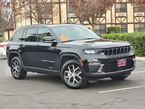 Used 2024 Jeep Grand Cherokee Limited image 2