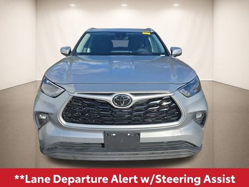 Used 2022 Toyota Highlander XLE image 12