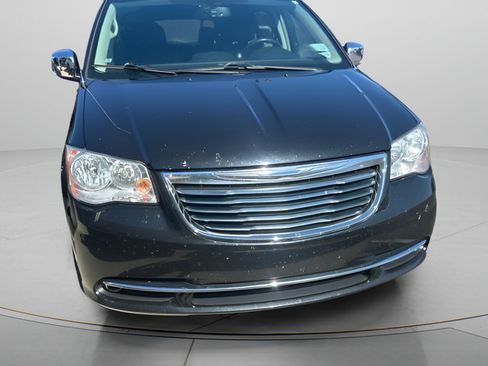 Used 2015 Chrysler Town & Country Touring-L w/ Trailer Tow Group FWD image 2