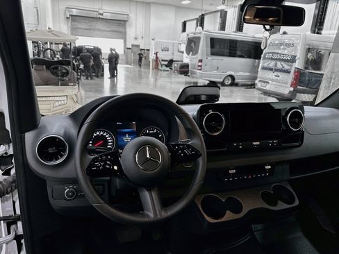Used 2025 Mercedes-Benz Sprinter 2500 image 23