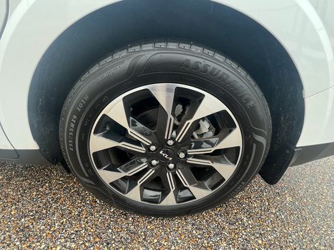 Used 2023 Kia Carnival EX FWD image 11