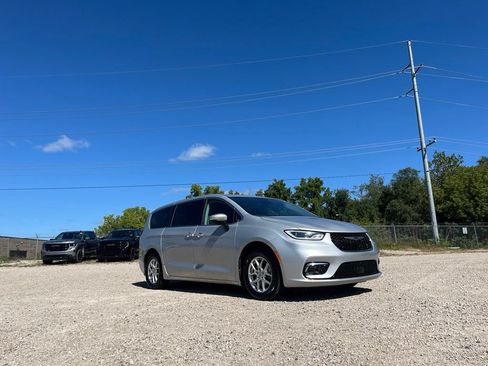 Used 2023 Chrysler Pacifica Touring-L FWD image 4