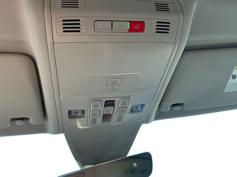 Used 2022 Volkswagen Tiguan SE w/ Panoramic Sunroof Package image 22